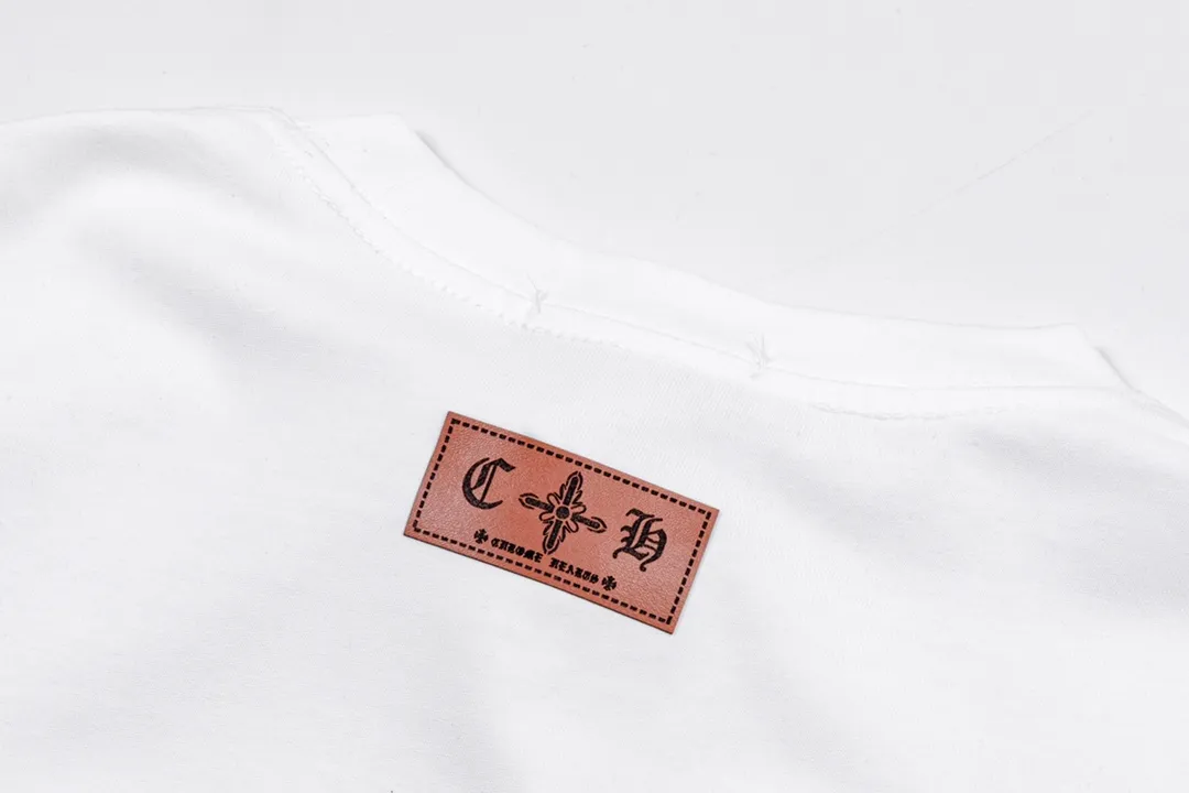P200 CHROME HEARTS LoGo is fashionable and elegant, with a dropped shoulder style. The fabric is made of 26s double-yarn combed cotton compact spinning yarn with a weight of 280. It is matched with 1*1 Salona rib. The fabric is fermented and has a loose fit. Color: White Size: S～XXL